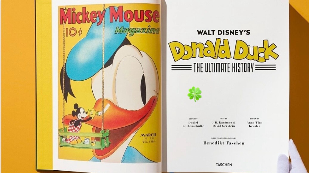 Signature - 1 x 1 Buchband über Donald Ducks Lebenswerk aus neun Jahrzehnten in einer der umfangreichsten illustrierten Publikationen über das Disney-Universum.