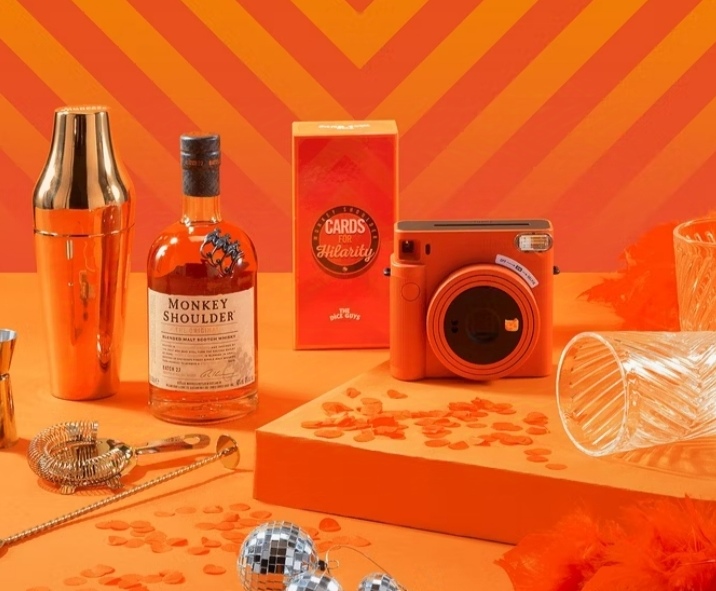 Jolie - 1x Partyset von Monkey Shoulder Whisky: 1x Cocktailmixing Set mit Shaker, Jigger, Strainer und Barlöffel, 1x Spiel, 1x Polaroidkamera, 2x hübsche Longdrinkgläser, 1x Federboa, 3x Discokugeln, 1x Flasche Monkey Shoulder Whisky