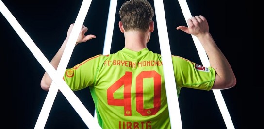 FC Bayern - Ein signiertes Trikot von Jonas Urbig