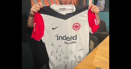 rocketbeans - 1x Trikot mit Unterschriften von der Eintracht Frankfurt-Mannschaft