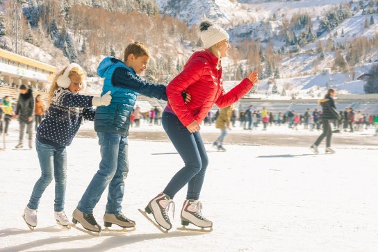 Stadt Wedel - 3 Familiengutscheine für die EISWELT SCHARBEUTZ/Lübecker Bucht für bis zu fünf Personen,Schlittschuhlaufen auf den insgesamt gut 2000 Quadratmetern Echteisfläche sowie anschließend ein wärmendes Getränk im EISWELT Zelt genießen.