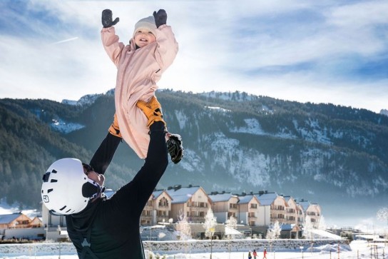 Eltern - einen Gutschein für 2 Nächte für 2 Erwachsene und Kinder in einem Familux-Hotel nach Wahl im Wert von 1.300 €.