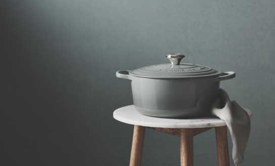 Le Creuset - 24 cm runden Bräter Signature aus Gusseisen in der Farbe Sea Salt