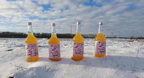 Stadt Wedel - vier große Flaschen Glüh-Cider, produziert in der Cider-Werkstatt im Wedeler Nachbarort Hetlingen