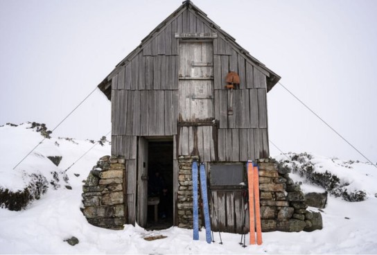 Wanderdörfer - 2x TUBBS Schneeschuhe, 2x snowline Spikes Grödel und 2x contour Skins Steigfelle